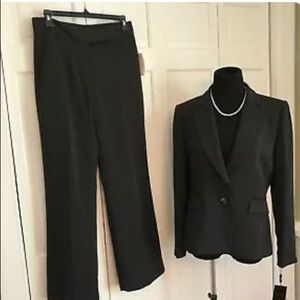 TAHARI Black Pinstripe Pant Suit 6P Blazer 4P pant